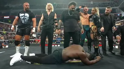Oba Femi odstrčil nohu Bronsona Reeda. Moment nebyl součástí scénáře WWE RAW