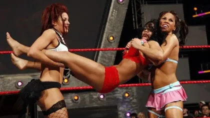 Vince McMahon údajně poslal wrestlerky do ringu bez kalhotek kvůli sporu s televizí