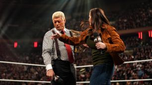 Spekulace o tom, s kým Randy Orton telefonuje