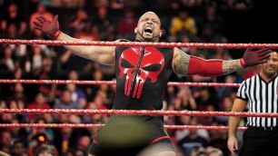 Byl MVP nucen ze strany WWE k nošení kombinézy, aby zakryl tetování?
