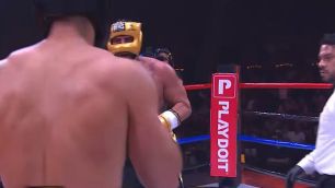Boxerský zápas Alberta Del Ria se zvrhl v pořádnou rvačku