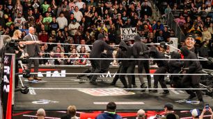 Maskovaní muži obsadili ring v show WWE RAW