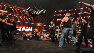 Závěr včerejší show WWE RAW se úplně vymkl kontrole