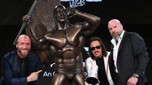 Triple H a Nick Hogan odhalili sochu Hulka Hogana na eventu WWE World