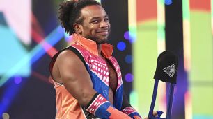 WWE se snaží udržet Xaviera Woodse po jeho odchodu, ale ne jako wrestlera