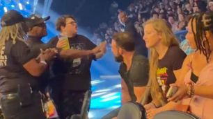 Incident s fanouškem během pátečního SmackDownu
