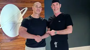 Žádný Photoshop: John Cena šokoval fanoušky novým vzhledem