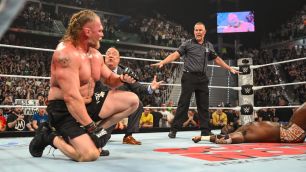 Fanoušci jsou pobouřeni výhrou Lesnara nad Femim na WWE Clash in Italy