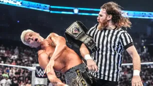 Byl souboj o Undisputed WWE titul se speciálním rozhodčím dostatečně velkým tahákem?