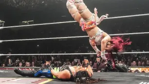 SPOILER: IYO SKY nebo Raquel Rodriguez? Kdo postoupil do finále WWE Queen of the Ring?