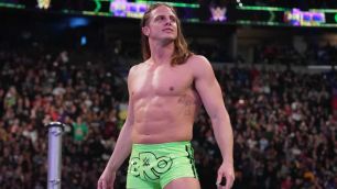 Matt Riddle překvapil fanoušky novou vizáží. Dlouhé vlasy jsou minulostí (Foto v článku)
