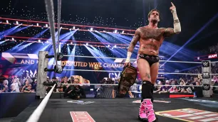 VIDEO: CM Punk po zisku titulu pohotově setřel fanouška. Jeho reakce baví internet