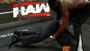 Oba Femi pohotovou reakcí pravděpodobně zabránil zranění v show WWE RAW