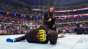 Seth Rollins přerušil oslavu WWE World Heyvyweight šampiona Romana Reignse