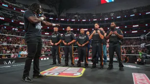 Oba Femi porušil soudní zákaz a na WWE RAW zničil policejní eskortu