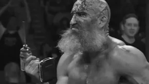 Když Tommaso Ciampa vytáhl během zápasu vrtačku, fanoušci začali skandovat „To je vražda!“