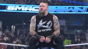 Kevin Owens zřejmě utrpěl na WWE Live Eventu zranění kolena