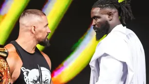 Oba Femi zaujal na WWE RAW tradičním nigerijským oděvem a možným dalším velkým feudem