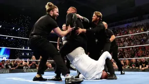Poslední SmackDown před SummerSlamem odstartoval pořádně divokou rvačkou