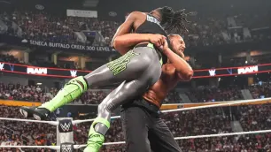 Big Cass znovu brutálně napadl Je’Vona Evanse. Už potřetí