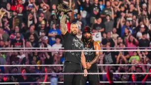 Člen Bloodline nechal Romana Reignse na holičkách během chaosu v show RAW