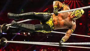 Rey Mysterio zvažuje návrat původní nástupovky před ukončením kariéry