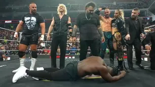 Oba Femi odstrčil nohu Bronsona Reeda. Moment nebyl součástí scénáře WWE RAW