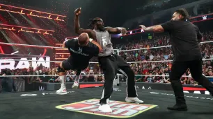 Oba Femi se ve včerejší show RAW postavil proti celé frakci The Vision