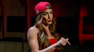 Nikki Bella zvažuje návrat k větším prsním implantátům