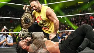 Ve WWE se údajně uvažovalo o titulovém vítězství LA Knighta nad Romanem Reignsem