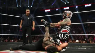 Penta si měl zápasem s Romanem Reignsem upevnit postavení ve WWE