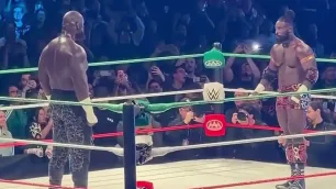 Oba Femi poslal Omose přes horní lano na WWE Worlds Collide