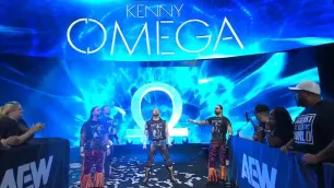 Kenny Omega se vrátil do ringu. The Elite se znovu spojili na počest PACa