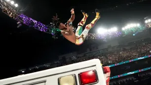 Uniklá fotografie ukázala přípravu „OMG” spotu Je’Vona Evanse na Money in the Bank