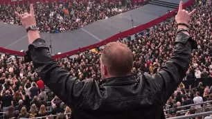 Triple H rozehříval fanoušky před koncertem Metallicy v Las Vegas