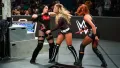 Stephanie Vaquer po Money in the Bank kulhala. Do zákulisí jí pomáhala rozhodčí