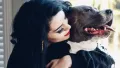 Paige truchlí po smrti svého psa Lobstera