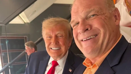 Kane sledoval zápas Tennessee po boku Donalda Trumpa