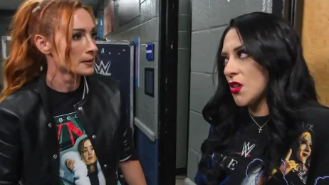 Stephanie Vaquer se ve včerejší show RAW objevila o berlích
