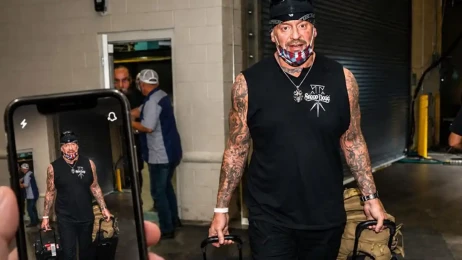 WWE už nepozvala komparzistu, který chtěl fotografii s Undertakerem