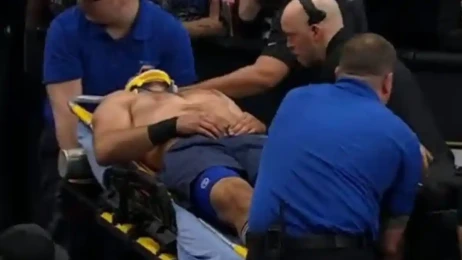 Claudio Castagnoli skončil po brutálním útoku na AEW Dynamite na nosítkách