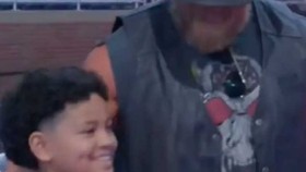 Video zachycující Brocka Lesnara se synem Jeye Usa před SummerSlamem