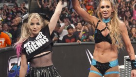 Spojení Alexy Bliss & Charlotte Flair funguje nad očekávání dobře