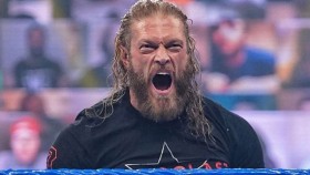 Edge tvrdí, že se ho Roman Reigns bojí, ale ve skutečnosti je to Vince McMahon, kdo má strach