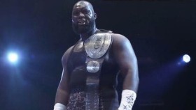 Omos se vzdal titulu a vrací se do WWE