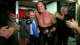 Na čem trval Vince McMahon při oznámení ukončení kariéry Undertakera?