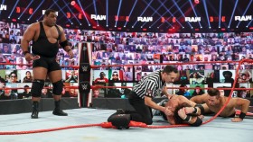 Keith Lee nechtěně rozbil ring ve včerejší show RAW