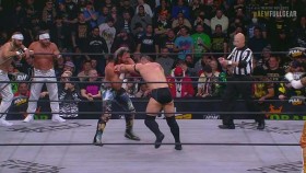 Vulgární skandování „F*** CM Punk!” během zápasu The Elite na AEW Full Gear