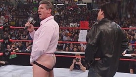 Eric Bischoff měl být dalším, kdo políbí zadek Vince McMahona v TV show. Proč se tak nestalo?