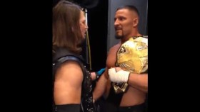 Hezký zákulisní moment AJe Stylese a Brona Breakkera v show RAW